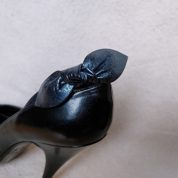 Black pumps - heel tips need replacement - Picture 8 of 15